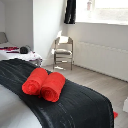 2 Bedroom House Near Leeds City Centre Apartment