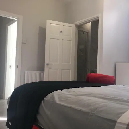 2 Bedroom House Near Leeds City Centre *